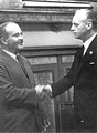 В.М. Молотов и министр иностранных дел Германии Иоахим фон Риббентроп обмениваются рукопожатием после подписания советско-германского договора о дружбе и границе между СССР и Германией. 28 сентября 1939 г.