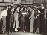 Люди читают книги на открытии выставки в апреле 1938 года