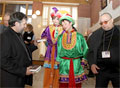Торжественное открытие. В фойе Областного театра кукол, в котором проходило открытие фестиваля, гостей встречали сказочные персонажи.
