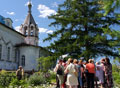 В деревне Петровская участники тура посетили памятник землякам, погибшим в годы Великой Отечественной войны, возведенный у церкви св. Петра и Павла