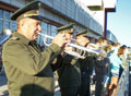 Прилетающих из Москвы встречает военный духовой оркестр